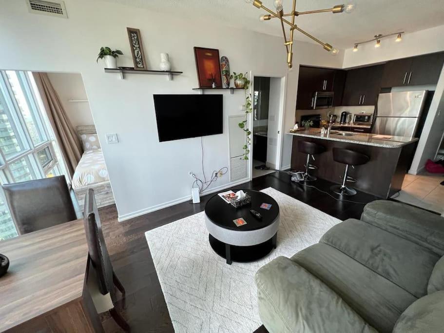 2-Bdrm And 1 Den 3 Bed Condo With 2 Bath - Walking Distance To Scotiabank Arena, Cn Tower, Union Station, Ripleys With Free Parking Toronto Exterior foto