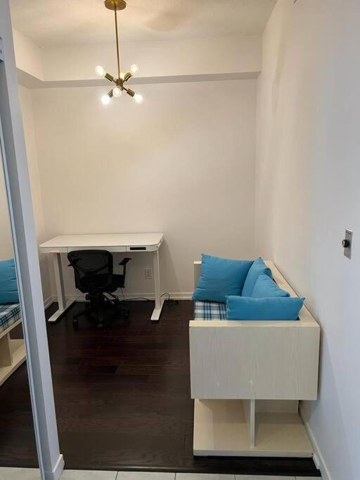 2-Bdrm And 1 Den 3 Bed Condo With 2 Bath - Walking Distance To Scotiabank Arena, Cn Tower, Union Station, Ripleys With Free Parking Toronto Exterior foto